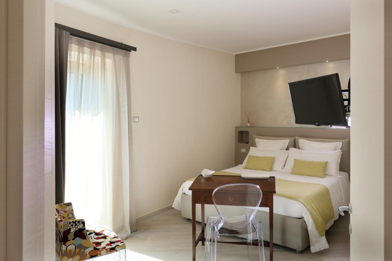 Sparviero Luxury Suites ตาออร์มินา ภายนอก รูปภาพ